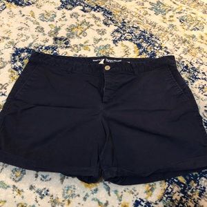 GAP Navy 6” short in great condition Sz18